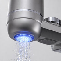 Detalle de la luz UV de AguaUV purificando el agua